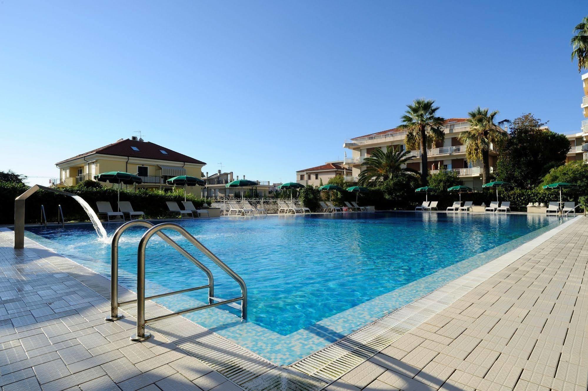 Residence Oliveto Ceriale Luaran gambar