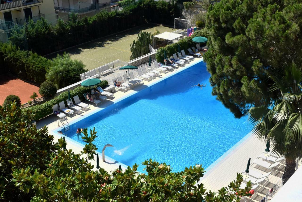 Residence Oliveto Ceriale Luaran gambar